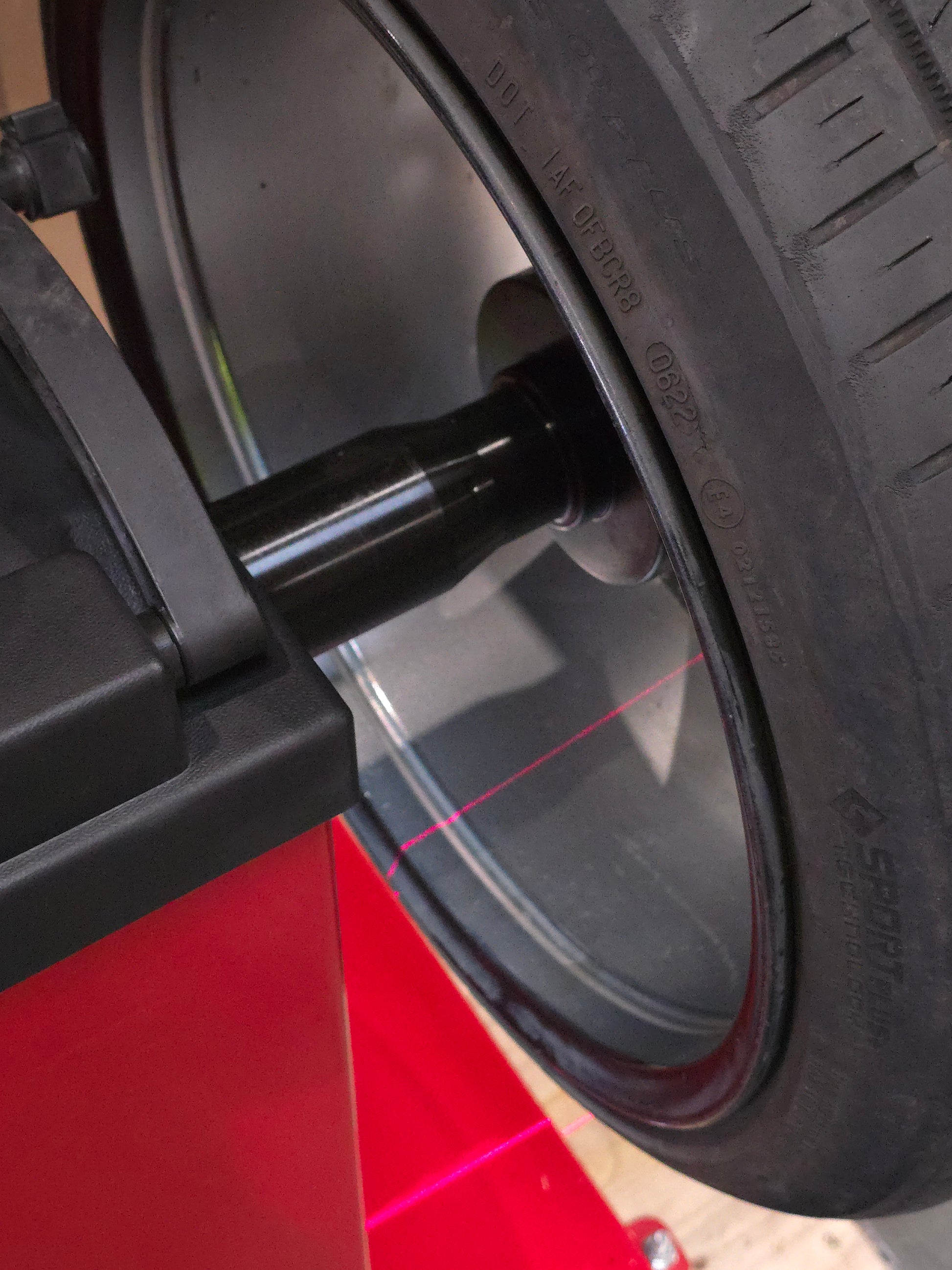 Olympic W690 Automatic Truck Wheel Computerized Balancing Machine / Tire Lift Assist / 2D LCD Display / 3-Year Warranty