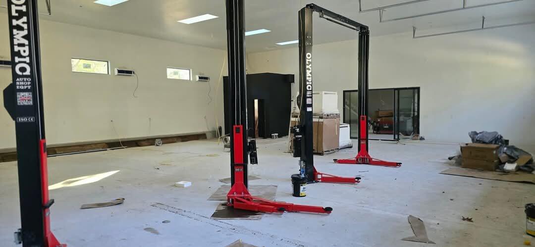 Olympic 2PCF-9 9,000 lb 2-Post Clear Floor Car Lift – Symmetric Arms, 2-Stage Adapters, 10-Year Warranty